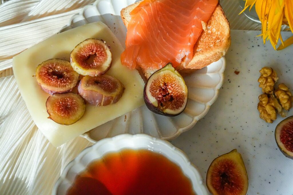 Mesa preparada con alimentos para compartir