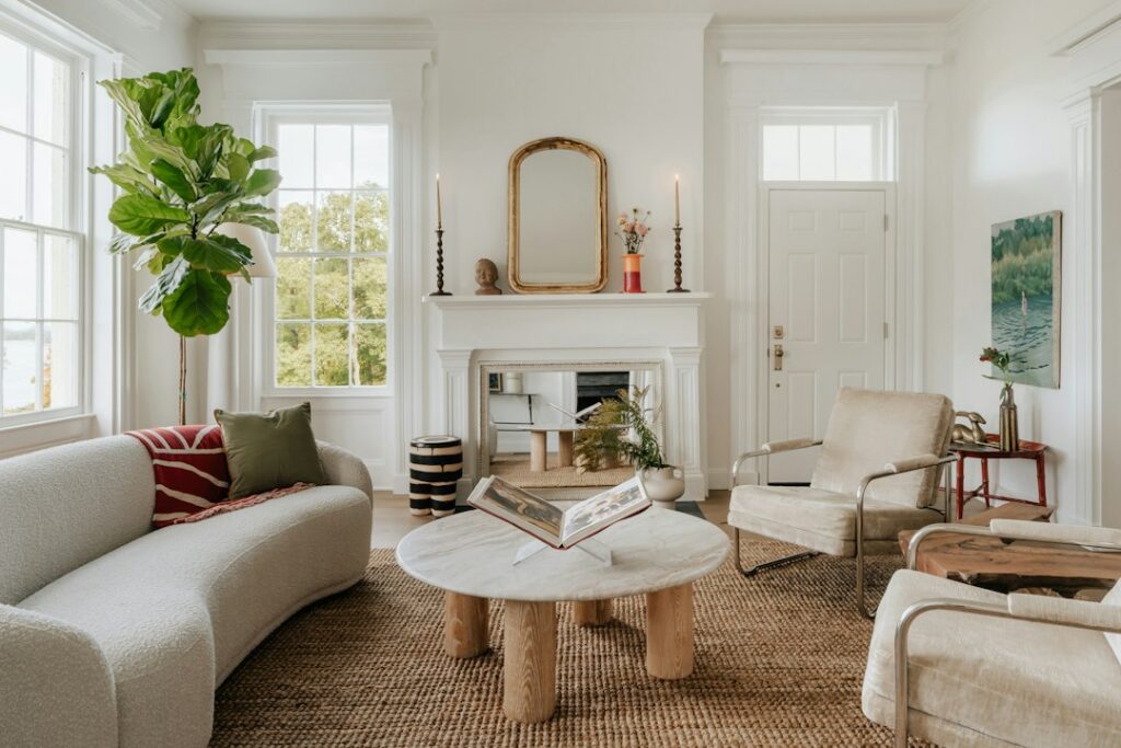 Interior de una vivienda con muebles y luz natural