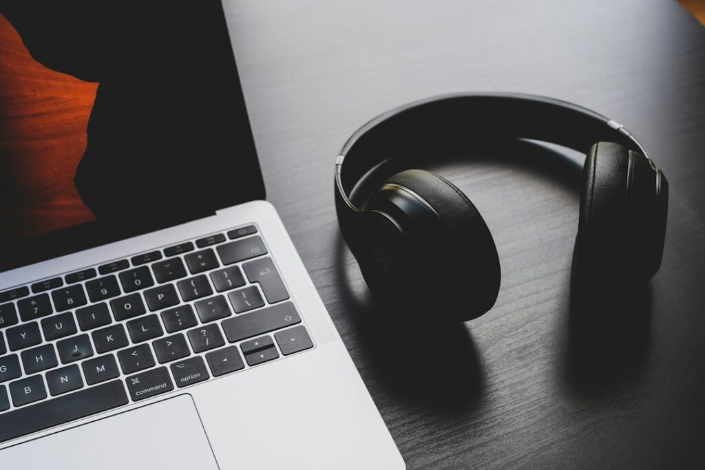 Dispositivos y accesorios electrónicos sobre una mesa